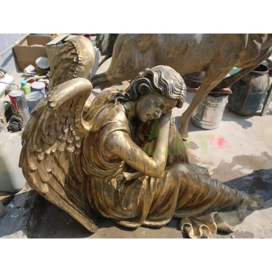 A sculpture of a weeping angel