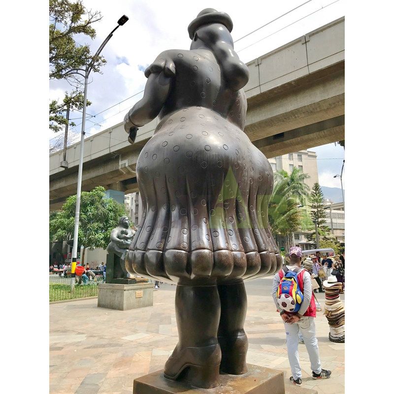 Sculpture of a large black man with a flat head and a fat face