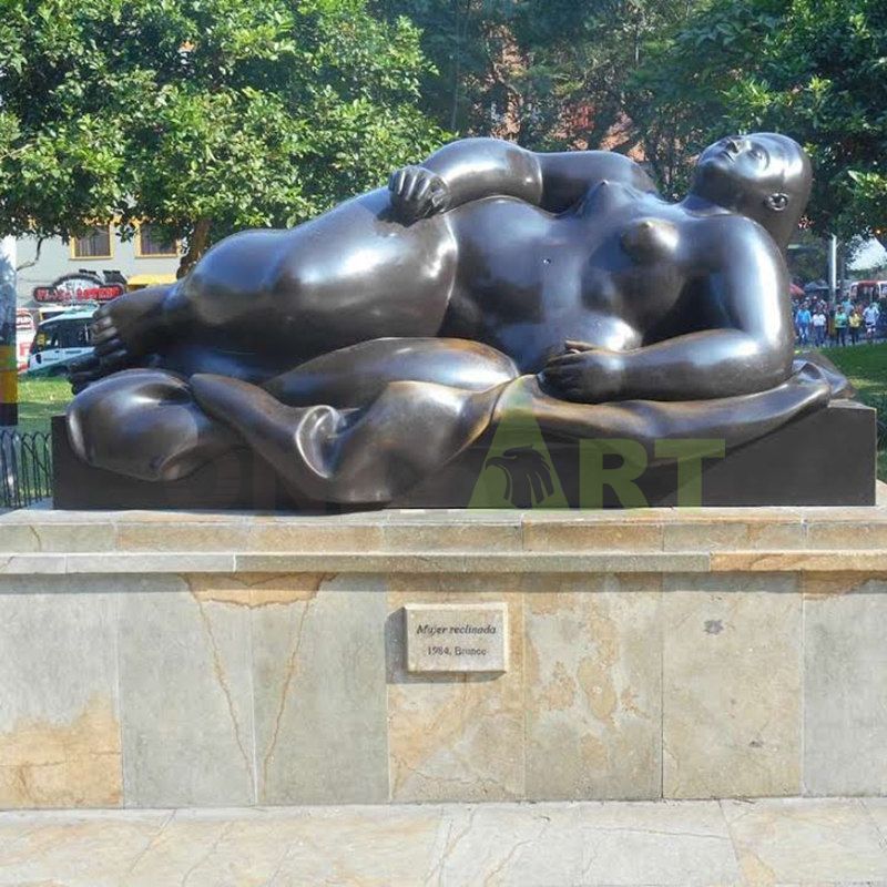 Expensive gas languid rich woman image sculpture