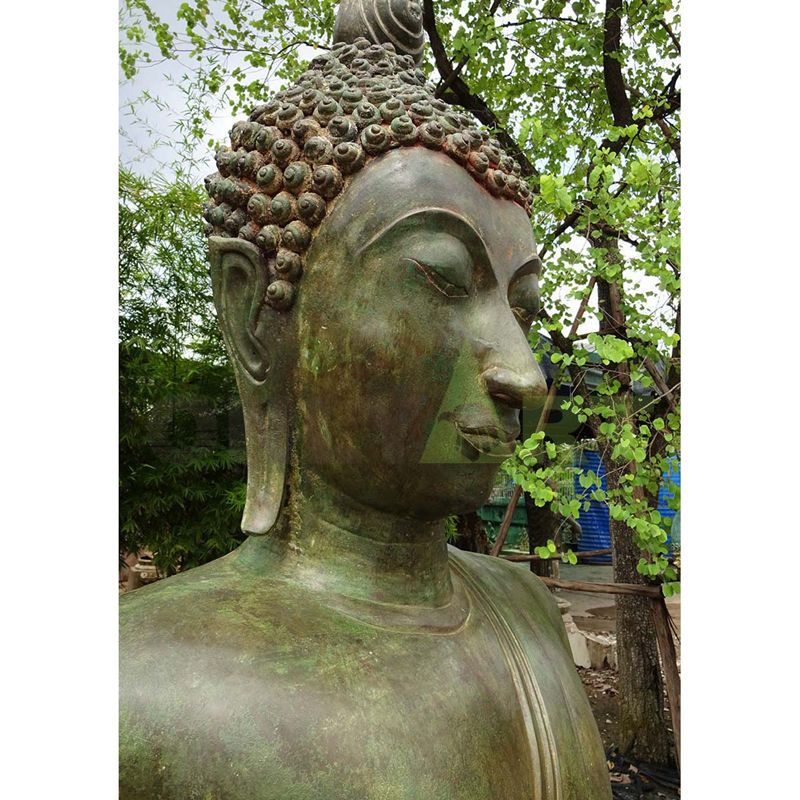 The statue of the ancient Buddha's head is a rare and expensive model