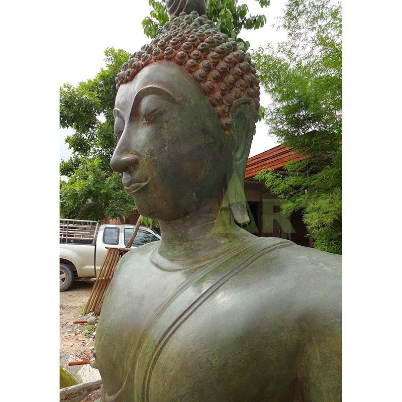The statue of the ancient Buddha's head is a rare and expensive model