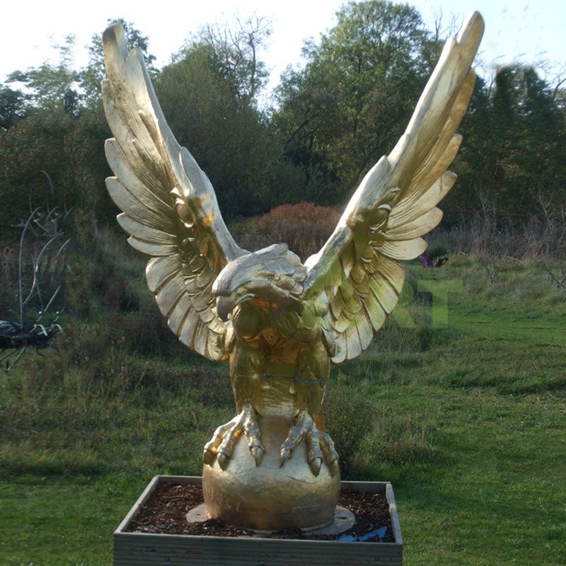 Sculpture of an eagle that catches food in its claws