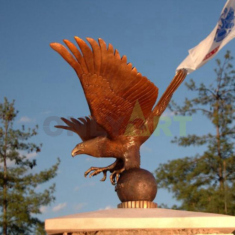 Sculpture of an eagle that catches food in its claws