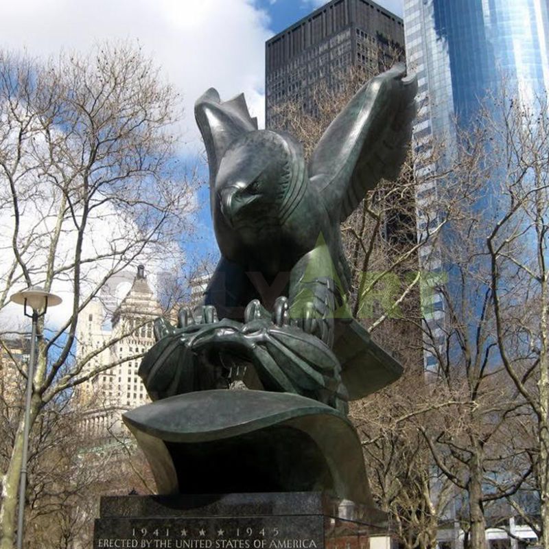 Sculpting large flying eagles to capture animal statues bronze eagle sculptures