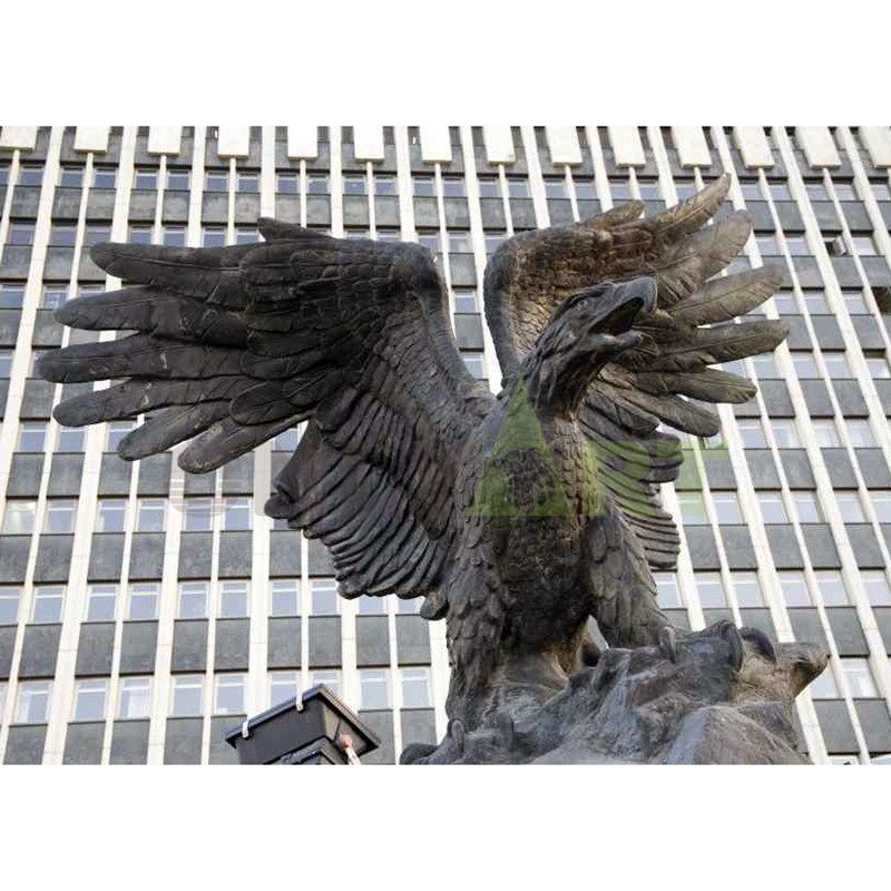 Large outdoor metal casting bronze eagle sculpture for garden decor