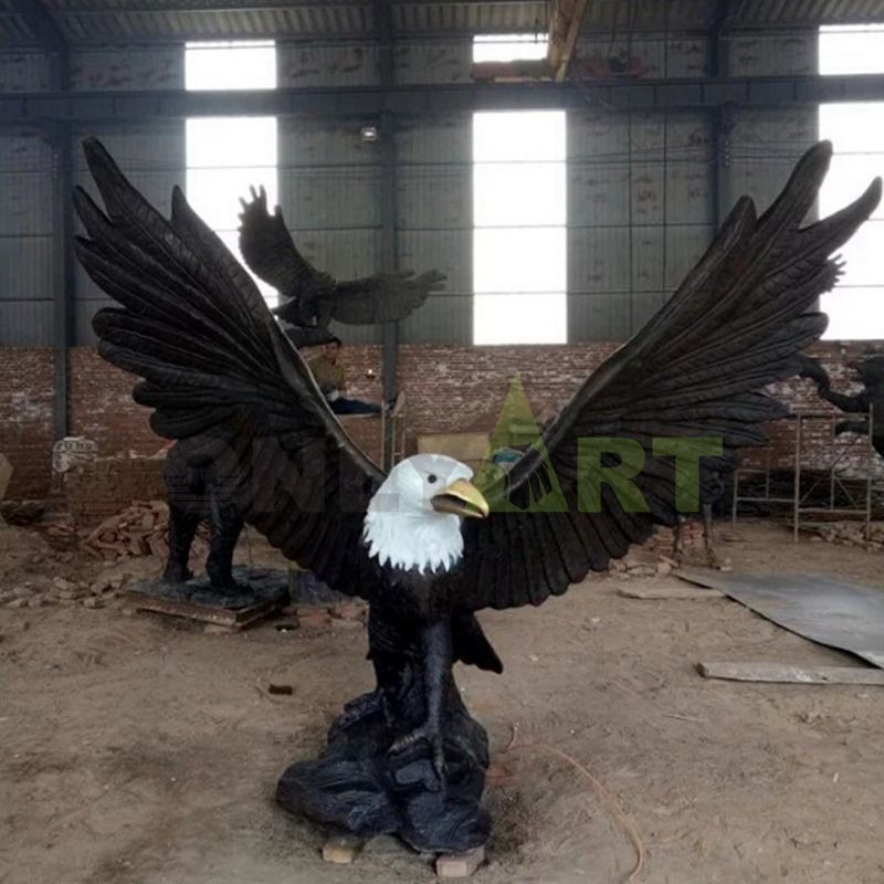 Custom outdoor domineering bronze eagle hand sculpture