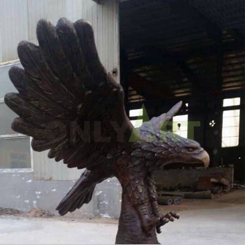 Custom outdoor domineering bronze eagle hand sculpture