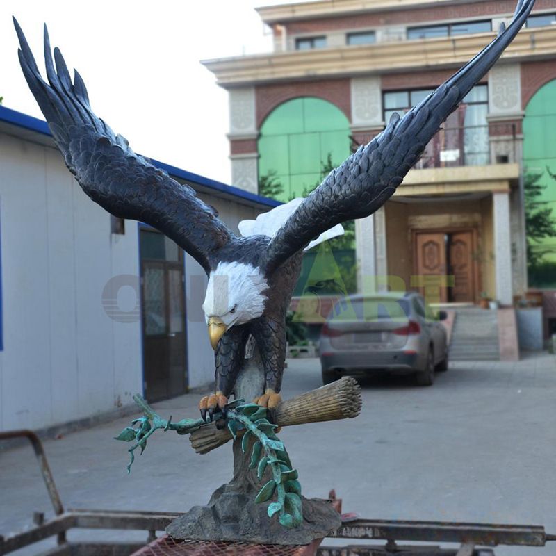 Custom outdoor domineering bronze eagle hand sculpture