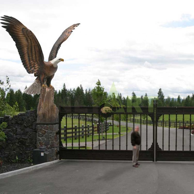 Outdoor decorative bronze eagle sculpture, two symmetrical sculptures
