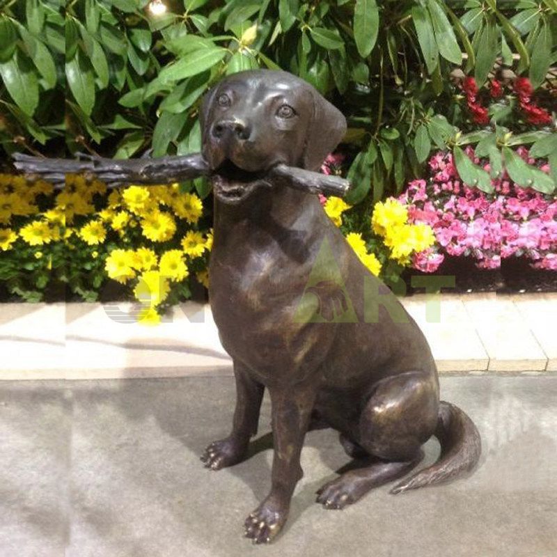 A sculpture of a golden retriever in front of the cottage on the lawn