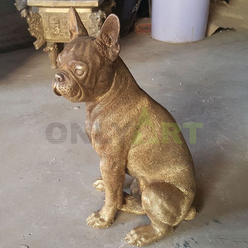 A sculpture of a golden retriever in front of the cottage on the lawn