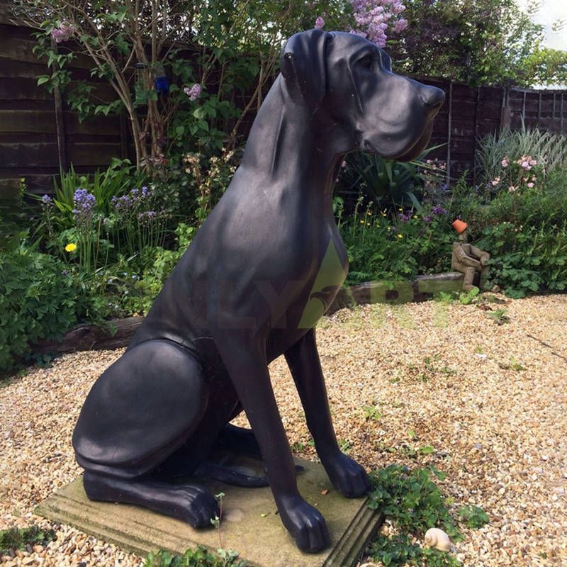 The garden gate is decorated with metal craft and life-size bronze dog sculptures