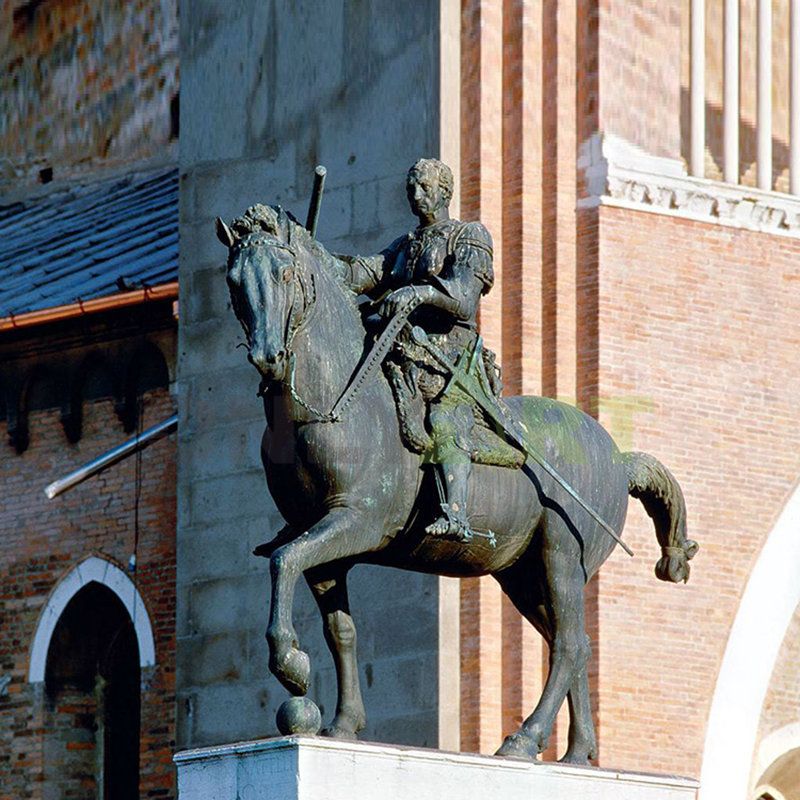 The bronze statue of the king and his horse and carriage