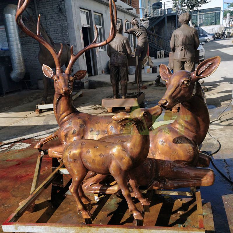 Hot selling metal technology Manufacturer of custom casting bronze life size family deer sculpture