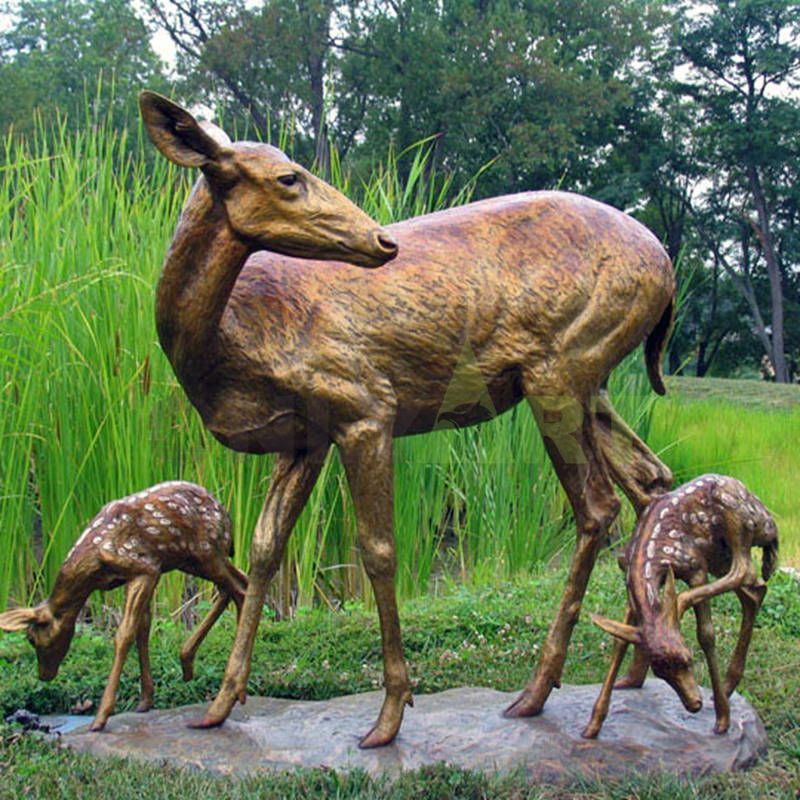 Outdoor metal animal sculpture life size bronze deer family statue