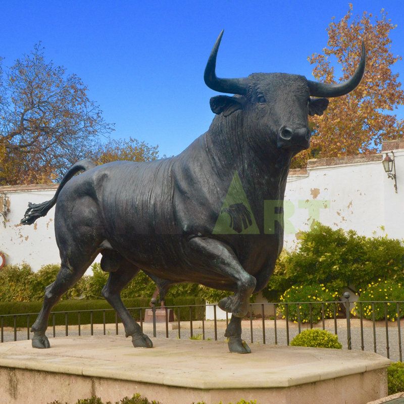 Hot Sale Professional Bronze Foundry Large Outdoor Bronze Charging Bull Sculptures