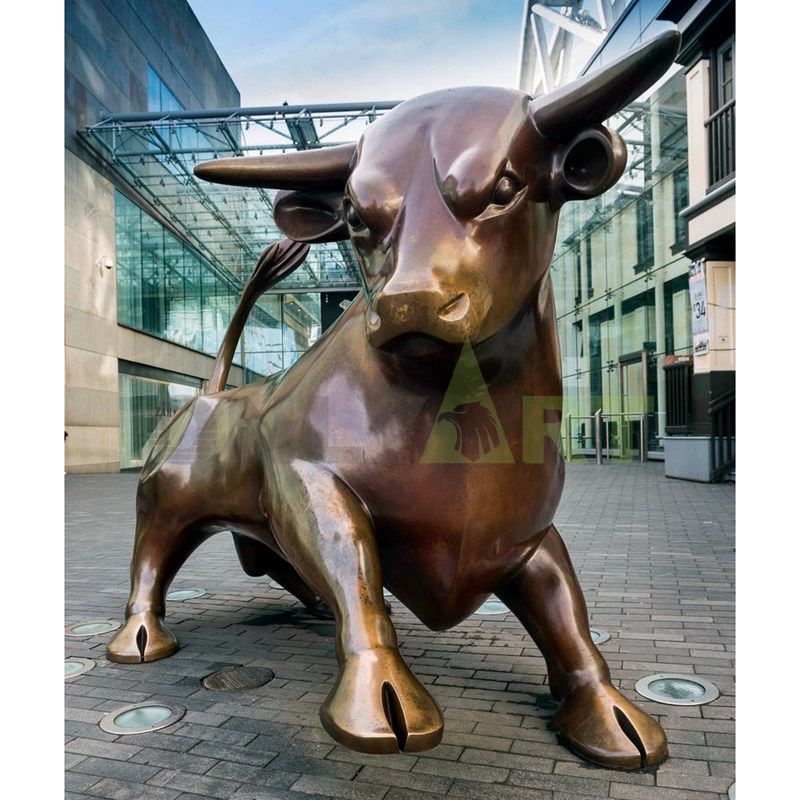 Life-size bronze Bull sculpture of A Wall Street bull attacking action