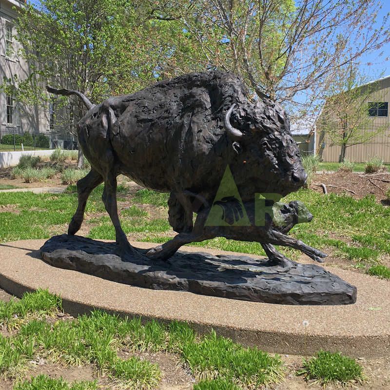 Realistic Animal Sculpture Life Size Bronze Casting Wild Bull Garden Statue