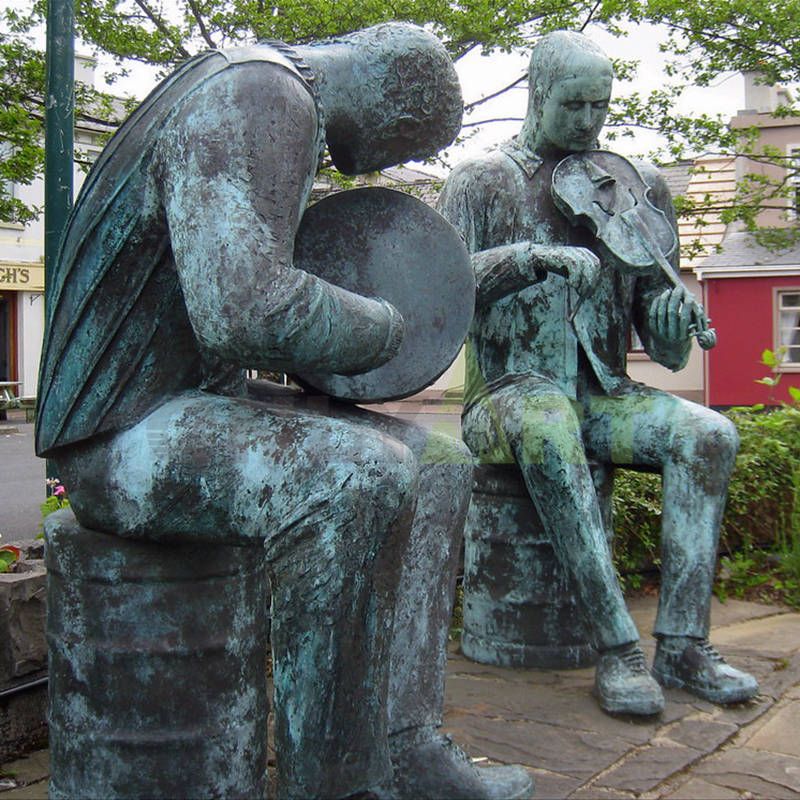 On the stone mound, two young men are playing the piano and singing the gongs