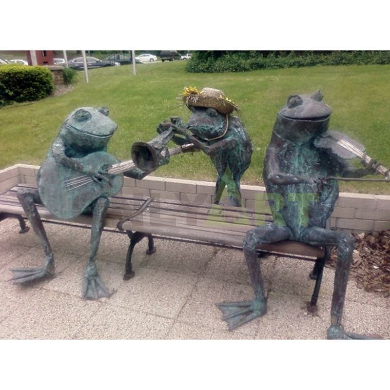 Decorate the garden with bronze sculptures of three frogs singing