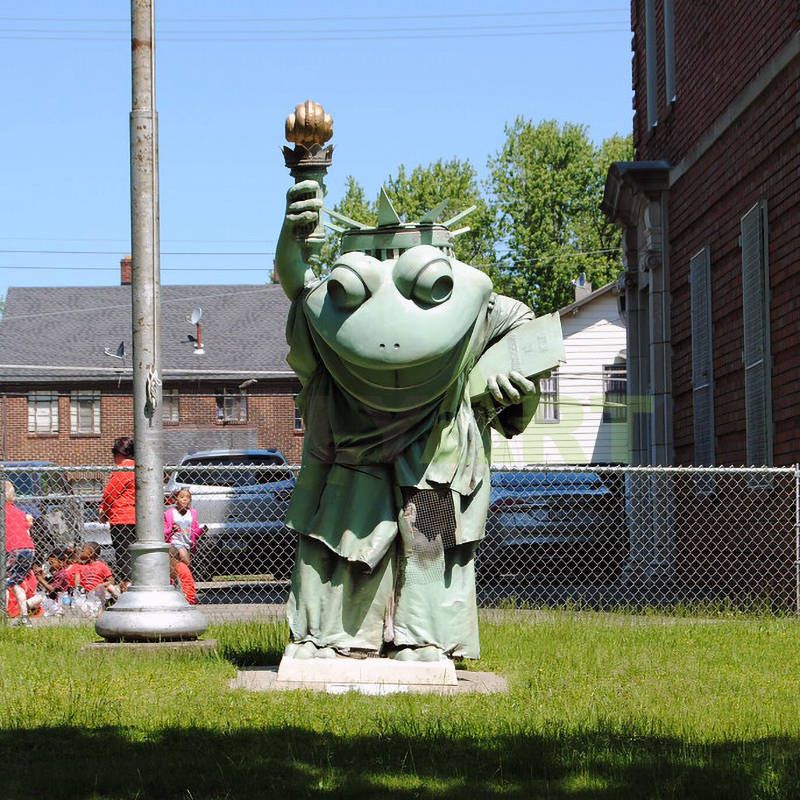 The frog lay lazily on the stone hand and pointed turtle