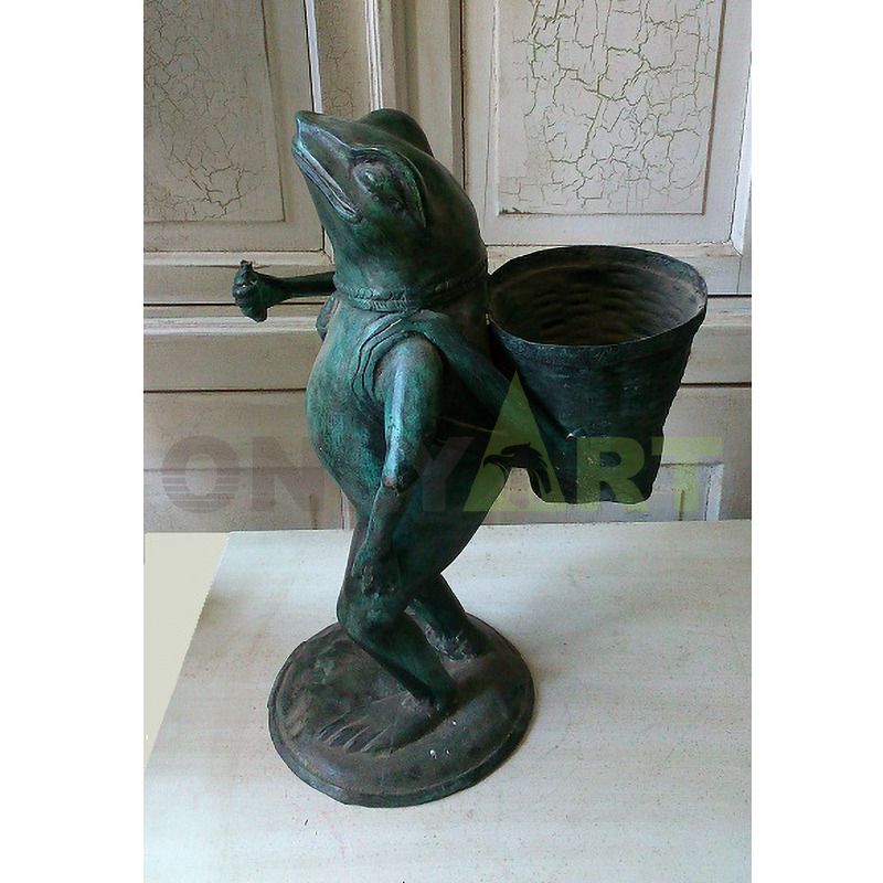 A sculpture of a park frog playing erhu